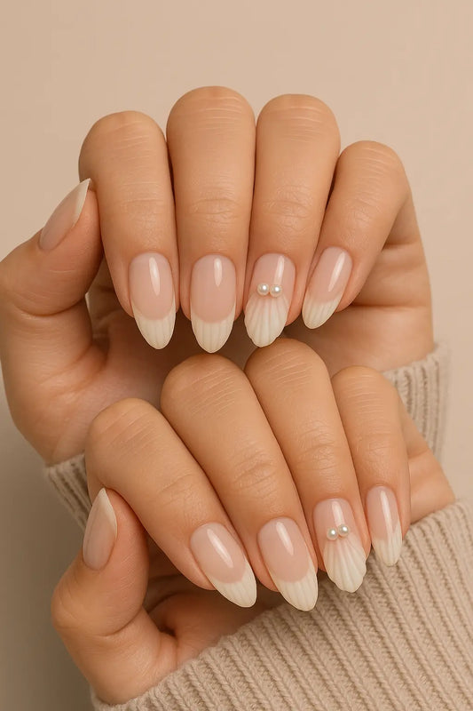 anucure élégante nude et nacre avec french tip texturé façon coquillage et ornements de mini perles sur ongles amande